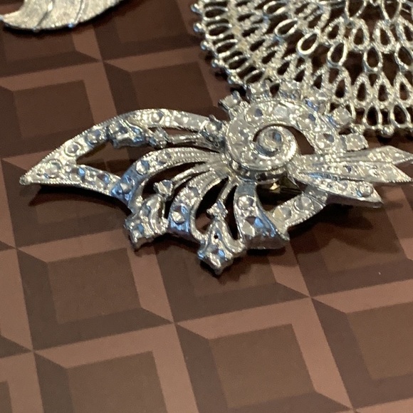 Five Silver Toned Brooches - Picture 2 of 11